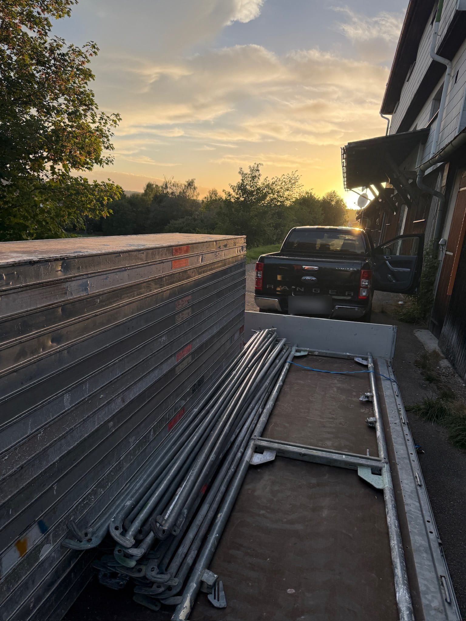 Gerüstrahmen und Beläge auf dem Anhänger im Sonnenuntergang