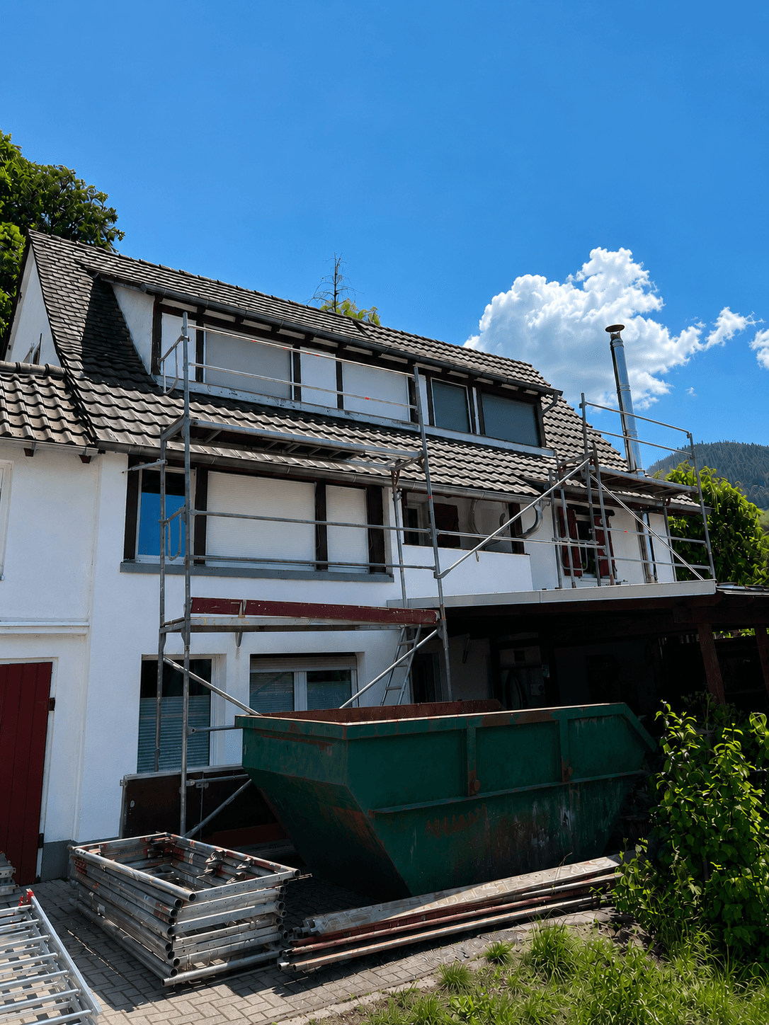 Gerüst für Dacharbeiten am Wohnhaus in Bad Säckingen